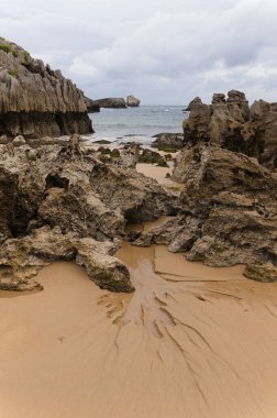 Cantabria, Playa de Ris plajı, Noja kasabasında, karst oluşumları ve kıyı açıklarında birkaç küçük adacık