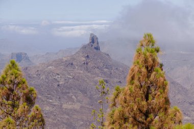 Gran Canaria, adanın merkezi manzarası, Las Cumbres, ie The Summits, Roque Bentayga formasyonu Caldera de Tejeda