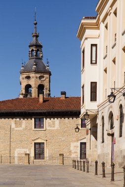 Vitoria-Gasteiz, Bask Ülkesi / İspanya - 07 Eylül 2024: Ziyaretçiler ve yerliler şehrin tarihi merkezinde güneşli bir günün tadını çıkarıyorlar