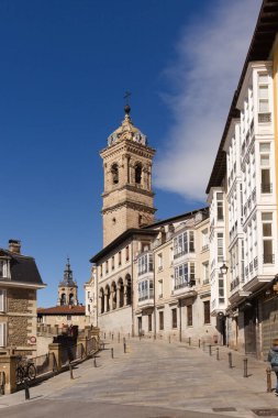 Vitoria-Gasteiz, Bask Ülkesi / İspanya - 07 Eylül 2024: Ziyaretçiler ve yerliler şehrin tarihi merkezinde güneşli bir günün tadını çıkarıyorlar