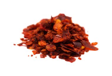 Beyaz arkaplanda kırmızı biber taneleri izole