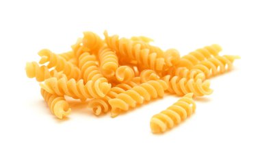 Fusilli makarna beyaz arkaplanda izole