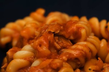 Ton balığı ve domates soslu Fusilli makarna.