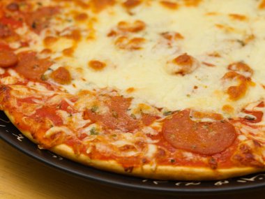 Biberli pizza, domates soslu pizza ve biberli baharatlı salam.