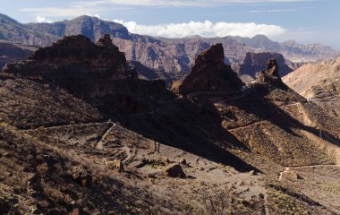 Gran Canaria, adanın merkezi manzarası, Las Cumbres, ie The Summits, King 's Caves adlı mağara kompleksine doğru bakıyor.