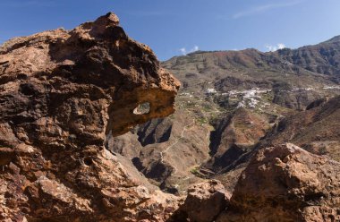 Gran Canaria, adanın orta kısmının manzarası, çeşitli şekillerde Perro del Bentayga, Bentayga 'nın Köpeği, Guardian del Bentayga, Bentayga' nın Koruyucusu, vb.