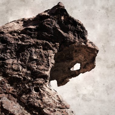 Bentayga 'nın Köpeği kaya oluşumunun etrafındaki Gran Canaria manzaralı eski tarz kağıt arka plan, kare 