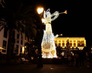 Las Palmas de Gran Canaria / İspanya - 30 Kasım 2024: Turistler ve yerliler, kentin eski bir bölümü olan Vegueta 'daki Plaza de Santa Ana' da Noel ışıklarının keyfini çıkarıyorlar