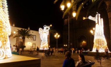 Las Palmas de Gran Canaria / İspanya - 30 Kasım 2024: Turistler ve yerliler, kentin eski bir bölümü olan Vegueta 'daki Plaza de Santa Ana' da Noel ışıklarının keyfini çıkarıyorlar