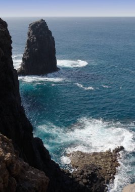 Gran Canaria, Galdar ve Agaete belediyeleri arasında aşınmış kuzey batı kıyısı manzarası, Sardina del Norte ve Puerto de Las Nieves köyleri arasında yürüyüş, Farallon kayalıkları veya Roque Partido