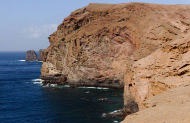 Gran Canaria, Galdar ve Agaete belediyeleri arasında aşınmış kuzey batı kıyısı manzarası, Sardina del Norte ve Puerto de Las Nieves köyleri arasında yürüyüş, Farallon kayalıkları veya Roque Partido