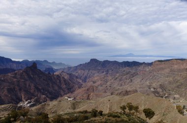 Gran Canaria, adanın merkezi manzarası, Las Cumbres, ie The Summits, Roque Bentayga formasyonu Caldera de Tejeda