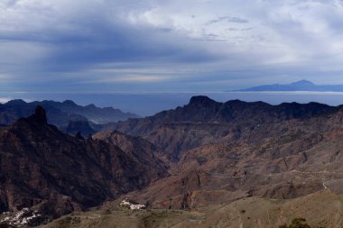 Gran Canaria, adanın merkezi manzarası, Las Cumbres, ie The Summits, Roque Bentayga formasyonu Caldera de Tejeda