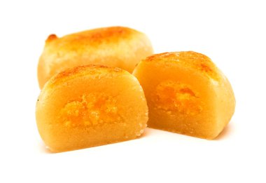 Pastel de yema, badem ezmesiyle kaplanmış yumurta sarısı, genellikle Noel 'le ilişkilendirilen İspanyol tatlılarından biri.