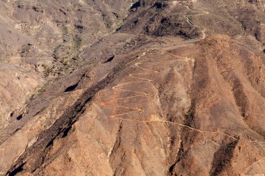 Gran Canaria, adanın orta kesiminin manzarası, Las Cumbres, ie The Summits, Kuzey Caldera de Tejeda Duvarı coğrafi merkezi, Roque Bentayga 'da görüldüğü gibi