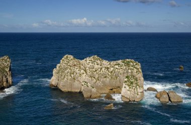 İspanya 'nın kuzeyinde Cantabria' nın kıyı kesiminde Costa Quebrada aşınmış, yani Kırık Kıyı.
