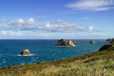 İspanya 'nın kuzeyinde Cantabria' nın kıyı kesiminde Costa Quebrada aşınmış, yani Kırık Kıyı.