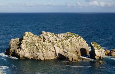 İspanya 'nın kuzeyinde Cantabria' nın kıyı kesiminde Costa Quebrada aşınmış, yani Kırık Kıyı.