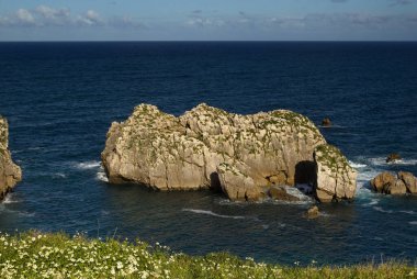 İspanya 'nın kuzeyinde Cantabria' nın kıyı kesiminde Costa Quebrada aşınmış, yani Kırık Kıyı.
