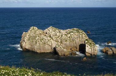 İspanya 'nın kuzeyinde Cantabria' nın kıyı kesiminde Costa Quebrada aşınmış, yani Kırık Kıyı.