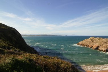 İspanya 'nın kuzeyinde Cantabria' nın kıyı kesiminde Costa Quebrada aşınmış, yani Kırık Kıyı.