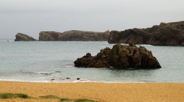 İspanya 'nın kuzeyinde Cantabria' nın kıyı kesiminde Costa Quebrada aşınmış, yani Kırık Kıyı.