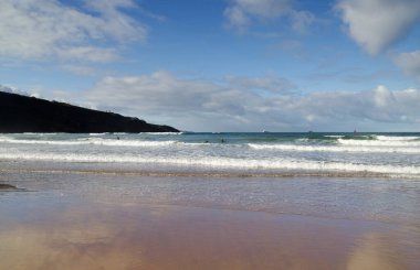 Biscayan 'ın Ciervana ve Musques belediyeleri arasındaki karanlık kumsal Playa de La Arena