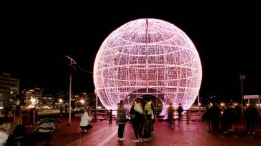 Las Palmas de Gran Canaria, İspanya - 30 Aralık 2024: Turistler ve yerliler, Las Canteras şehir plajının kuzey ucundaki La Puntilla Meydanı 'nda bir Noel ziyafeti düzenliyorlar.