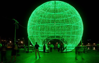 Las Palmas de Gran Canaria, İspanya - 30 Aralık 2024: Turistler ve yerliler, Las Canteras şehir plajının kuzey ucundaki La Puntilla Meydanı 'nda bir Noel ziyafeti düzenliyorlar.