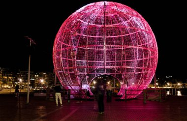 Las Palmas de Gran Canaria, İspanya - 30 Aralık 2024: Turistler ve yerliler, Las Canteras şehir plajının kuzey ucundaki La Puntilla Meydanı 'nda bir Noel ziyafeti düzenliyorlar.