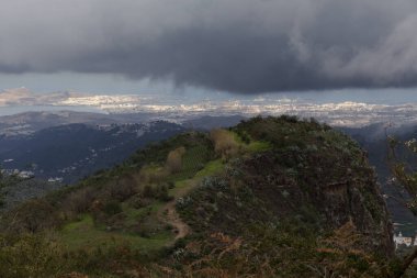 Gran Canaria, uzaktaki Las Palmas 'a doğru, Cruz de Tejeda' dan Las Cumbres 'e, The Summits' ten tarihi Teror şehrine.
