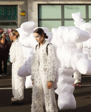 Las Palmas de Gran Canaria, İspanya - 5 Ocak 2025: Turistler ve yerliler, Epiphany arifesinde Three Magi 'nin geleneksel geçit töreni olan Magi' nin tadını çıkarıyorlar
