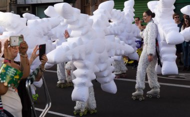 Las Palmas de Gran Canaria, İspanya - 5 Ocak 2025: Turistler ve yerliler, Epiphany arifesinde Three Magi 'nin geleneksel geçit töreni olan Magi' nin tadını çıkarıyorlar