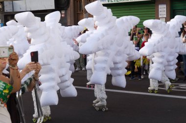Las Palmas de Gran Canaria, İspanya - 5 Ocak 2025: Turistler ve yerliler, Epiphany arifesinde Three Magi 'nin geleneksel geçit töreni olan Magi' nin tadını çıkarıyorlar