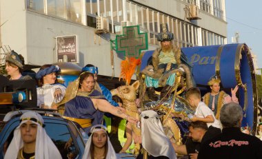 Las Palmas de Gran Canaria, İspanya - 5 Ocak 2025: Turistler ve yerliler, Epiphany arifesinde Three Magi 'nin geleneksel geçit töreni olan Magi' nin tadını çıkarıyorlar