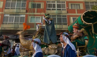 Las Palmas de Gran Canaria, İspanya - 5 Ocak 2025: Turistler ve yerliler, Epiphany arifesinde Three Magi 'nin geleneksel geçit töreni olan Magi' nin tadını çıkarıyorlar