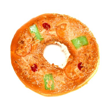 Roscon de Reyes, üç kralın İspanyol versiyonu, beyaz arka planda izole edilmiş.