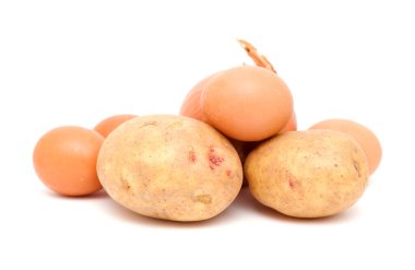 Yumurta, soğan ve patates, İspanyol tortillası için malzemeler, beyaz arka planda izole edilmiş.