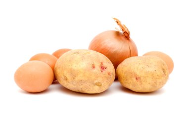 Yumurta, soğan ve patates, İspanyol tortillası için malzemeler, beyaz arka planda izole edilmiş.