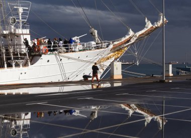 Las Palmas de Gran Canaria, İspanya - 22 Ocak 2025: İspanyol eğitim gemisi Juan Sebastian de Elcano donanma üssüne demirlemiş ve ziyaret için açılmıştır.