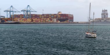 Las Palmas de Gran Canaria, İspanya - 30 Ocak 2025: Ultra büyük konteyner gemisi MSC Allegra Singapur 'a yelken açmadan önce limanda yükleniyor