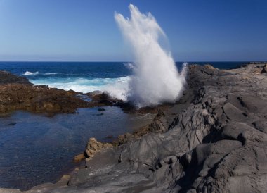Gran Canaria, tuz buharlaşması etrafındaki manzara Salinas el Bufadero 'yu Arucas belediyesinin kıyısındaki bir hava deliği Bufadero' ya yaklaştırıyor.