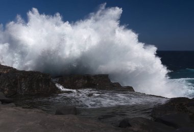 Gran Canaria, tuz buharlaşması etrafındaki manzara Salinas el Bufadero 'yu Arucas belediyesinin kıyısındaki bir hava deliği Bufadero' ya yaklaştırıyor.