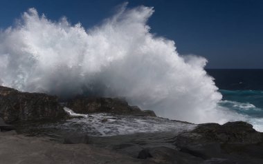 Gran Canaria, tuz buharlaşması etrafındaki manzara Salinas el Bufadero 'yu Arucas belediyesinin kıyısındaki bir hava deliği Bufadero' ya yaklaştırıyor.