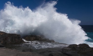 Gran Canaria, tuz buharlaşması etrafındaki manzara Salinas el Bufadero 'yu Arucas belediyesinin kıyısındaki bir hava deliği Bufadero' ya yaklaştırıyor.