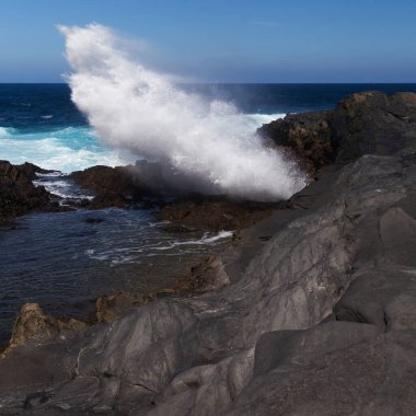 Gran Canaria, tuz buharlaşması etrafındaki manzara Salinas el Bufadero 'yu Arucas belediyesinin kıyısındaki bir hava deliği Bufadero' ya yaklaştırıyor.