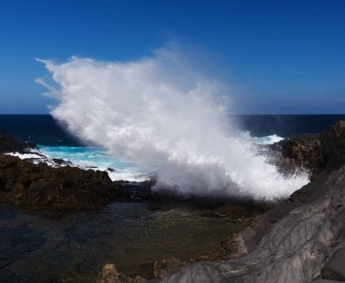 Gran Canaria, tuz buharlaşması etrafındaki manzara Salinas el Bufadero 'yu Arucas belediyesinin kıyısındaki bir hava deliği Bufadero' ya yaklaştırıyor.