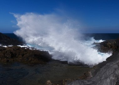 Gran Canaria, tuz buharlaşması etrafındaki manzara Salinas el Bufadero 'yu Arucas belediyesinin kıyısındaki bir hava deliği Bufadero' ya yaklaştırıyor.