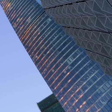 Moskova, Rusya - 16 Mart 2025: Moskova Uluslararası İş Merkezi 'nin gökdelenleri, nam-ı diğer Moskova-Şehri mavi bulutsuz gökyüzüne karşı