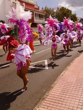 Las Palmas de Gran Canaria, İspanya - Mart 01 2025: Las Palmas sokaklarındaki pek çok karnaval töreninden biri